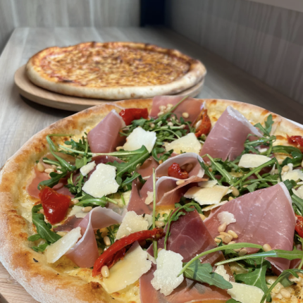 Heerlijke pizza's voor groepsbestellingen bij Bruno Foodcorner